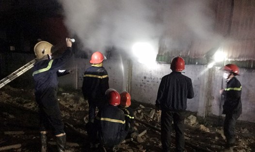 Lực lượng cảnh sát chữa cháy dập lửa vụ cháy cửa hàng điện nước Mai Chiến. Ảnh: CA.