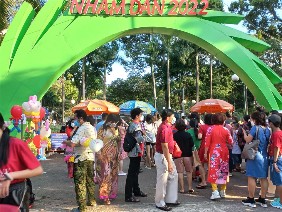 Dòng người du xuân đông đúc ngay từ sáng. Ảnh: Huân Cao