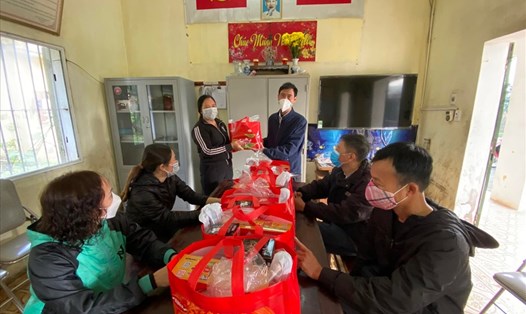 Công đoàn Đội phó Đội thuỷ nông số 4, Xí nghiệp Đầu tư Phát triển Thủy lợi Đan Hoài (Công ty thuỷ lợi sông Đáy) tặng quà người lao động nhân dịp Tết Nguyên đán Nhâm Dần 2022. Ảnh: NVCC