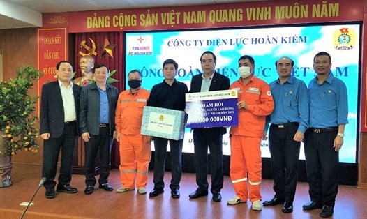 Chủ tịch Công đoàn Điện lực Việt Nam Đỗ Đức Hùng (thứ 4 từ phải sang) tặng quà Tết Nhâm Dần 2022 cho đoàn viên. Ảnh: CĐCC