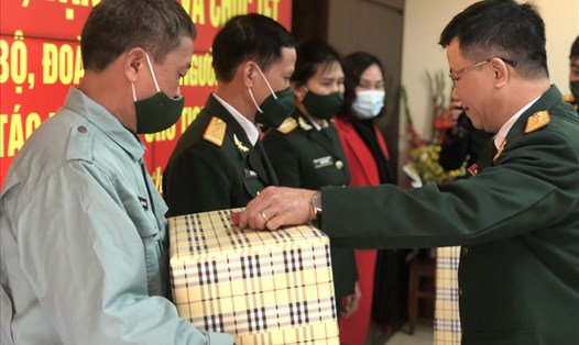 Đại tá Nguyễn Đình Đức - Trưởng ban Công đoàn Quốc phòng thăm, tặng quà và chúc Tết cán bộ, đoàn viên và người lao động công tác tại Lăng Chủ tịch Hồ Chí Minh.