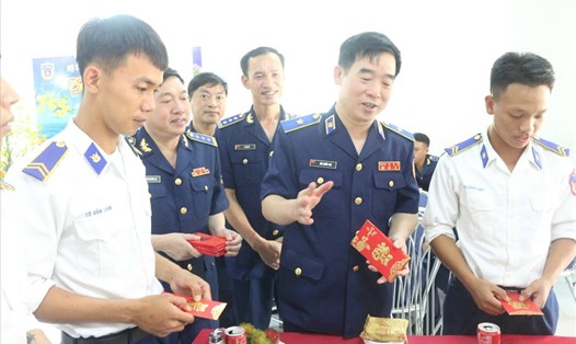 Thiếu tướng Bùi Quốc Oai - Chính ủy Cảnh sát biển Việt Nam - đón xuân cùng cán bộ chiến sĩ trên đảo Phú Quốc.