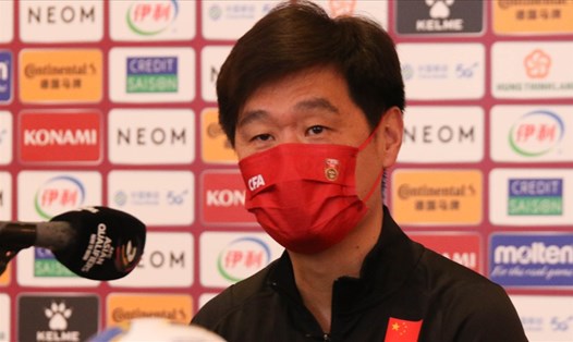 Huấn luyện viên Li Xiaopeng vẫn hài lòng với tinh thần thi đấu của các cầu thủ dù thất bại trước tuyển Việt Nam. Ảnh: VFF