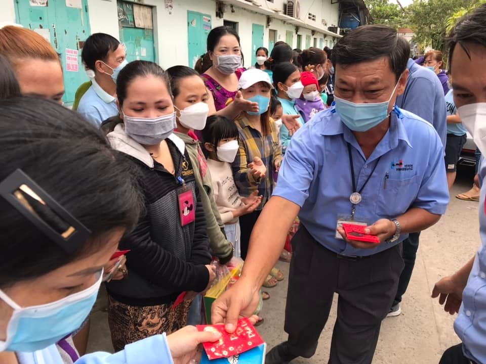 Công đoàn Công ty TNHH Hwaesung Vina về tận khu nhà trọ lì xì đầu năm cho người lao động. Ảnh: Hà Anh Chiến