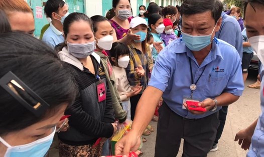 Công đoàn Công ty TNHH Hwaesung Vina về tận khu nhà trọ lì xì đầu năm cho người lao động. Ảnh: Hà Anh Chiến