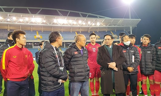 Thủ tướng Phạm Minh Chính xuống sân để động viên, chúc mừng chiến thắng của đội tuyển Việt Nam. Ảnh: VFF