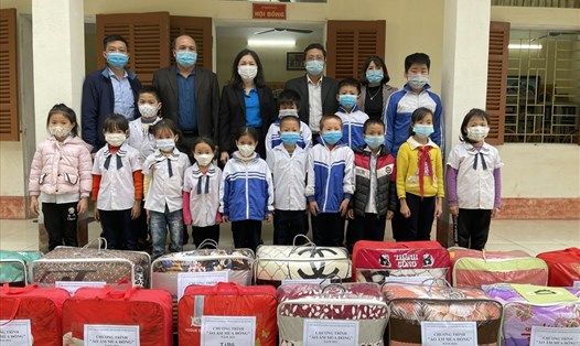 Lãnh đạo LĐLĐ thành phố Tuyên Quang trao tặng các phần quà của chương trình "Áo ấm mùa đông" cho học sinh trường Tiểu học Sơn Lạc (huyện Yên Sơn, tỉnh Tuyên Quang).