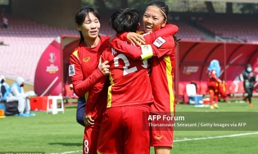 Huỳnh Như hạnh phúc khi cùng tuyển nữ Việt Nam giành vé đi World Cup 2023. Ảnh: AFP