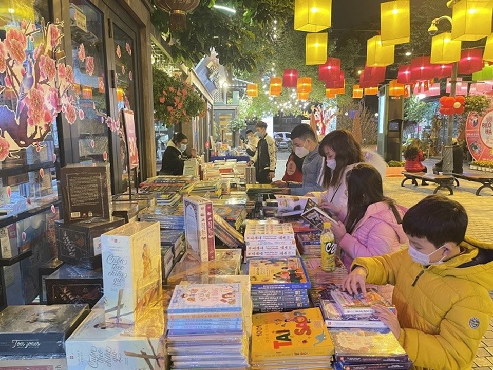 Phố Sách Xuân Nhâm Dần nhộn nhịp tối mùng 3 Tết Nguyên đán Phố Sách Xuân Nhâm Dần nhộn nhịp tối mùng 3 Tết Nguyên đán
