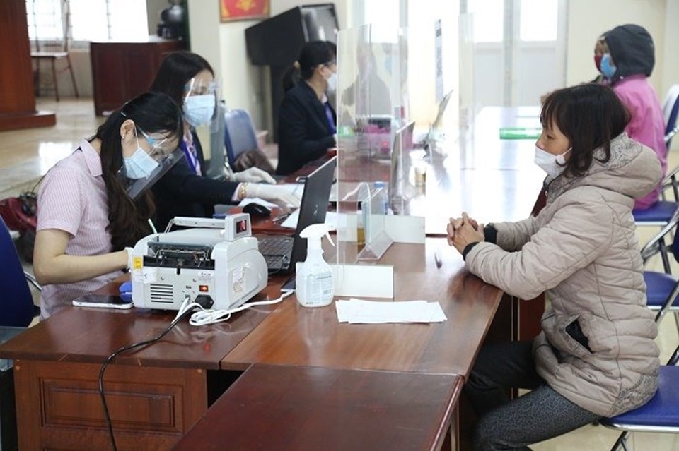 Người dân ở xã Đỗ Động, huyện Thanh Oai đến Điểm giao dịch của NHCSXH tại trụ sở UBND xã làm thủ tục, nhận vốn vay Người dân ở xã Đỗ Động, huyện Thanh Oai đến Điểm giao dịch của NHCSXH tại trụ sở UBND xã làm thủ tục, nhận vốn vay