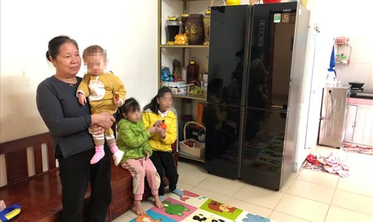 3 con của chị Thương đang được bà nội trông nom, chăm sóc khi anh chị bận đi làm ở công ty. Ảnh: Bảo Hân