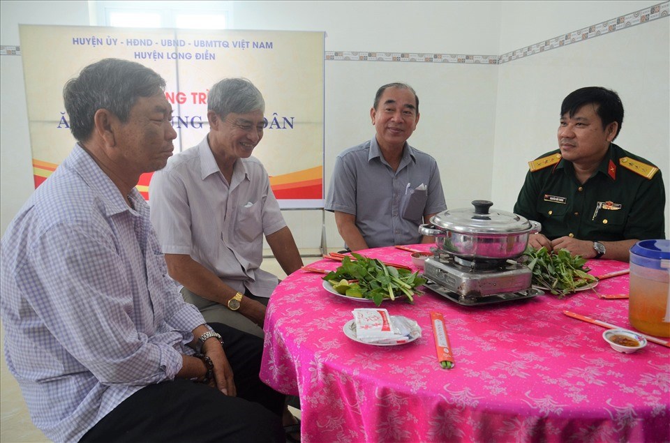 Một số ngư dân tham gia chương trình" Ăn sáng cùng ngư dân". Ảnh: T.A Một số ngư dân tham gia chương trình" Ăn sáng cùng ngư dân". Ảnh: T.A