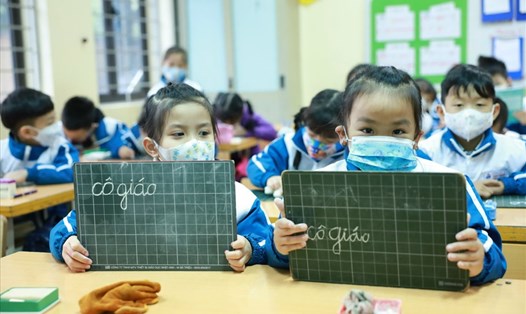 Hôm nay, ngày 10.2, học sinh lớp 1 đến lớp 6 của các huyện, thị xã ngoại thành của Hà Nội đã chính thức đến lớp học trực tiếp. Ảnh: Hải Nguyễn.