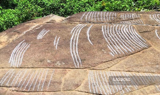 Những "thiết kế" cổ xưa trên đá mới được phát hiện tại huyện Mù Cang Chải, tỉnh Yên Bái. Ảnh: A Lù.