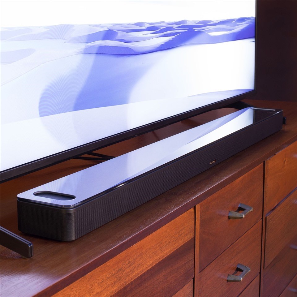 Loa Smart Soundbar 900 chuẩn Dolby Atmos kết hợp với công nghệ Bose Spatial đem đến một mẫu loa thanh không dây tất cả trong một.