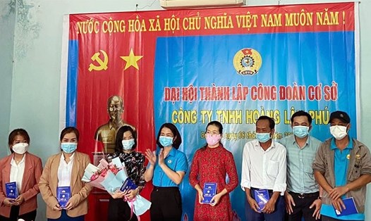 Công đoàn cơ sở của doanh nghiệp ngoài nhà nước đầu tiên ở huyện Ba Tơ, Quảng Ngãi vừa được thành lập. Ảnh: Đạm Giang