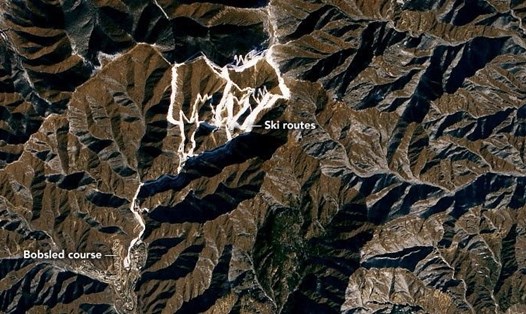 Tuyết nhân tạo sử dụng cho các môn thi đấu liên quan đến tuyết ở Thế vận hội Mùa đông ở Bắc Kinh Trung Quốc chụp từ vệ tinh Landsat 8. Ảnh: Lansat/ NASA's Earth Observatory