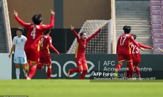 Đội tuyển bóng đá nữ Việt Nam hạnh phúc khi giành vé đi World Cup. Ảnh: AFP