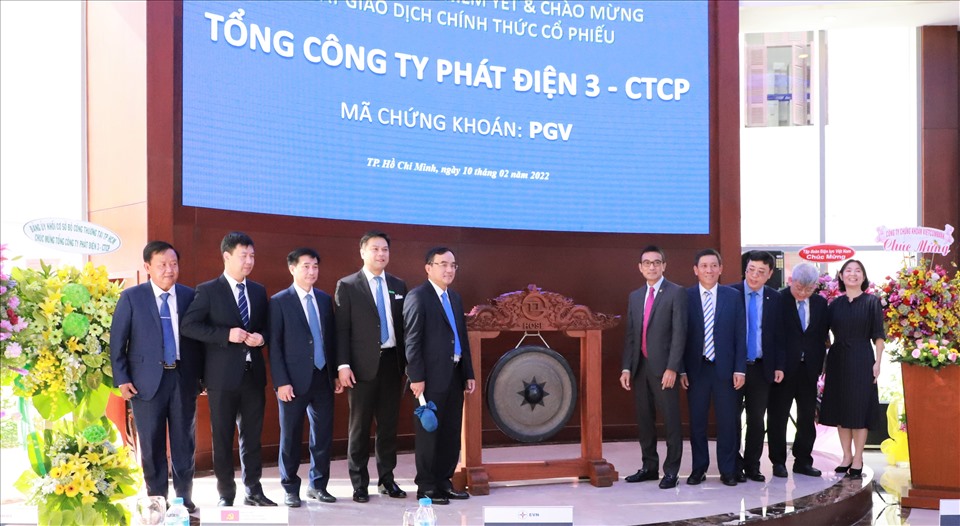 Ông Dương Quang Thành (thứ 5 từ trái qua) - Chủ tịch Hội đồng thành viên Tập đoàn Điện lực Việt Nam - thực hiện nghi thức đánh cồng mừng ngày giao dịch đầu tiên của cổ phiếu PGV trên sàn HOSE. Ảnh: Đức Long