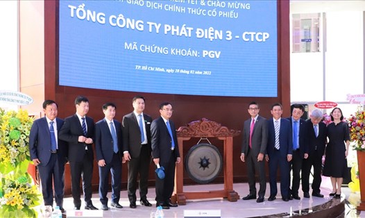 Ông Dương Quang Thành (thứ 5 từ trái qua) - Chủ tịch Hội đồng thành viên Tập đoàn Điện lực Việt Nam - thực hiện nghi thức đánh cồng mừng ngày giao dịch đầu tiên của cổ phiếu PGV trên sàn HOSE. Ảnh: Đức Long