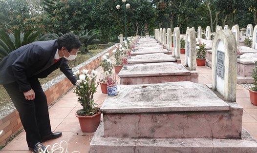 33 phần mộ của học sinh cấp 2 Hương Phúc bị bom Mỹ sát hại. Ảnh: Trần Tuấn.