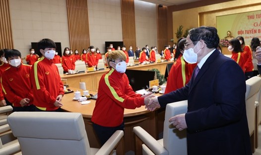 Thủ tướng Chính phủ Phạm Minh Chính gặp gỡ đội tuyển bóng đá nữ Việt Nam. Ảnh: Nhật Bắc