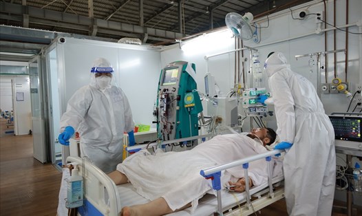 Các bác sĩ chăm sóc cho bệnh nhân tại bệnh viện dã chiến ở TPHCM. Ảnh: Nguyễn Ly