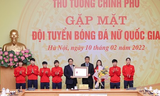 Thủ tướng Chính phủ Phạm Minh Chính trao tặng Huân chương Lao động các hạng cho Đội tuyển Bóng đá nữ Quốc gia, Huấn luyện viên trưởng Mai Đức Chung và 7 vận động viên. Ảnh: Nhật Bắc