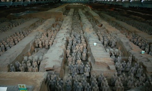 Các nhà khảo cổ đã tìm thấy hơn 20 chiến binh đất nung tại một trong những hố xung quanh lăng mộ Tần Thủy Hoàng. Ảnh: AFP