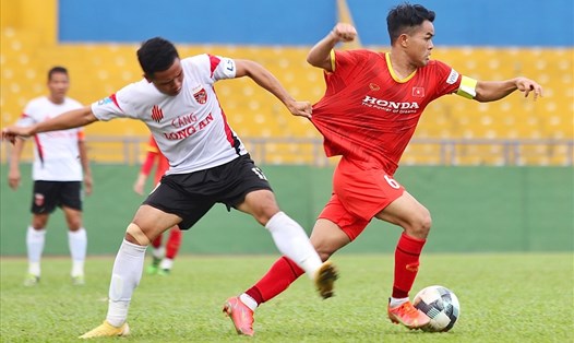 Dụng Quang Nho (phải) đeo băng đội trưởng U23 Việt Nam trong trận giao hữu với Long An. Ảnh: Thanh Vũ