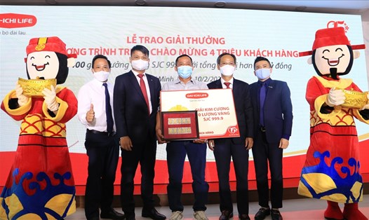Ông Nguyễn Phi Long (giữa) trao giải Kim cương – 10 lượng Vàng SJC của Chương trình tri ân Chào mừng 4 triệu Khách hàng cho Khách hàng thứ 4 triệu của Dai-ichi Life Việt Nam.
