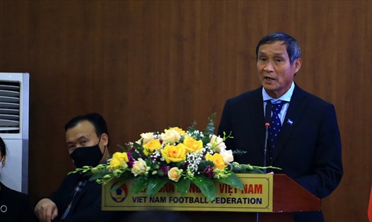 Huấn luyện viên Mai Đức Chung phát biểu trong lễ mừng công của tuyển nữ Việt Nam. Ảnh: T.T