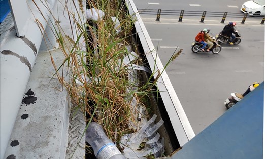 Kiêm tiêm của những đối tượng nghiện ngập bỏ trên cầu vượt đi bộ ở Đà Nẵng khiến người dân khiếp sợ. Ảnh: Thanh Chung
