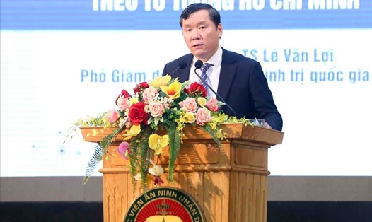 PGS.TS Lê Văn Lợi trình bày bài tham luận "Phát huy vai trò của nhân dân trong bảo vệ an ninh, trật tự cơ sở theo tư tưởng Hồ Chí Minh", tại Hội thảo. Ảnh: V.D