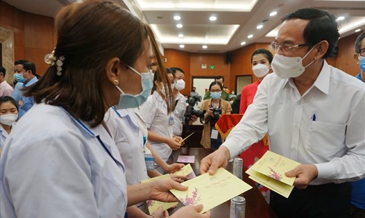 Bí thư Thành ủy TPHCM Nguyễn Văn Nên gặp gỡ cho y, bác sĩ tuyến đầu chống dịch.  Ảnh: Minh Quân