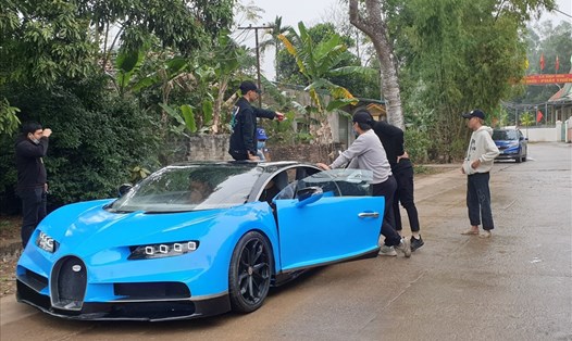 Chạy thử "siêu xe" Bugatti trên đường làng sáng 11.2.2022. Ảnh: Nguyễn Hùng