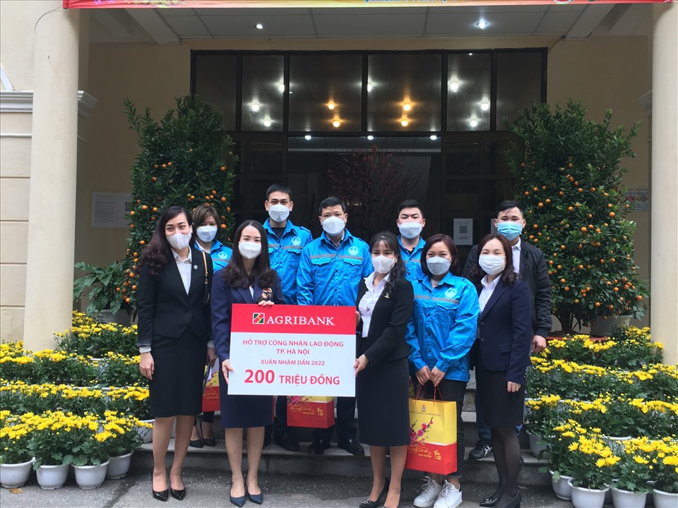 Agribank phối hợp với Báo Lao Động - Quỹ Xã hội từ thiện Tấm lòng Vàng trao hỗ trợ cho 200 CNLĐ có hoàn cảnh khó khăn của ngành Xây dựng Hà Nội nhân dịp Tết Nguyên đán 2022. Ảnh: Kiều Vũ