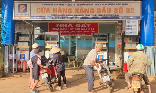 Một cửa hàng xăng dầu ở Đắk Nông đã mở bán vào ngày 10.2.2022, trước thời điểm xăng tăng giá. Ảnh: QLTT