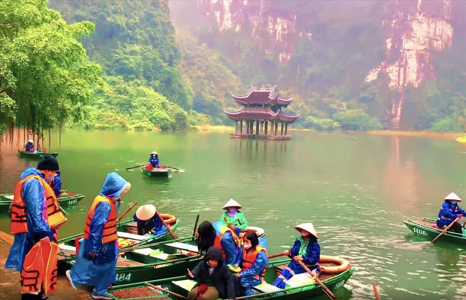 Với phong cảnh thiên nhiên hoang sơ, tuyệt đẹp, Tràng An đã được UNESCO công nhận là di sản thiên nhiên và di sản văn hóa thế giới. Ảnh: CMH