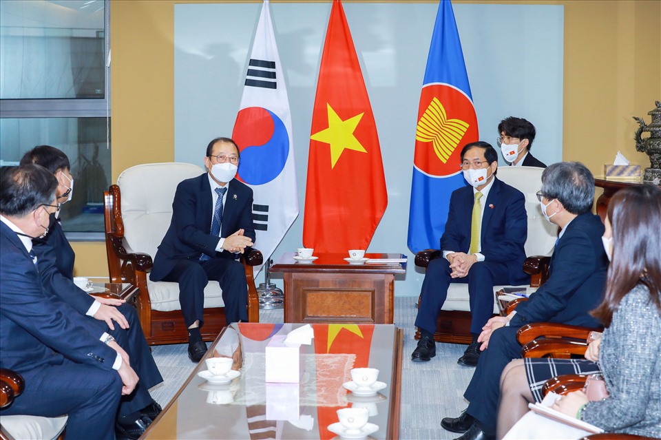 Bộ trưởng Ngoại giao Bùi Thanh Sơn tiếp đại diện hai dòng họ Lý của Việt Nam tại Hàn Quốc. Ảnh: BNG