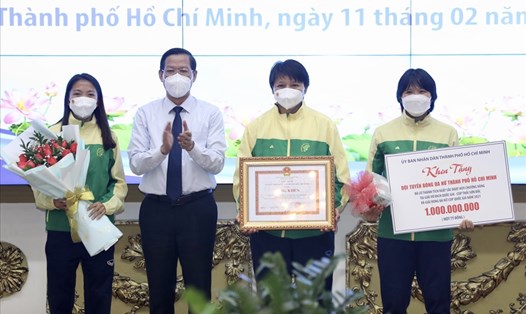 Chủ tịch UBND TPHCM Phan Văn Mãi chủ trì buổi mừng công các thành viên đội tuyển nữ Việt Nam thuộc biên chế đội nữ TPHCM. Ảnh: Anh Anh