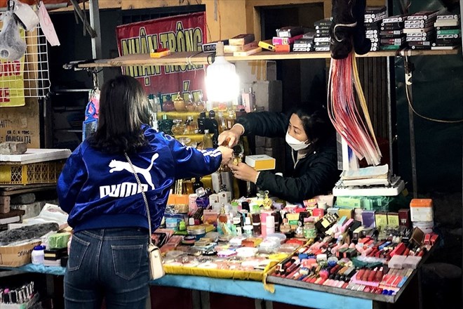 Nguy hại từ thị trường nước hoa không rõ nguồn gốc