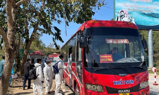 Tỉnh Sơn La đã tổ chức phương tiện đón và tiếp nhận 208 cán bộ, lưu học sinh Lào sang nhập học năm học 2021-2022. Ảnh: Hùng Minh.