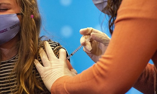 Trẻ 8 tuổi tiêm vaccine Pfizer-BioNTech tại bệnh viện Hartford ở Hartford, Connecticut, Mỹ. Ảnh: AFP