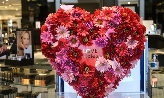 Trang trí hình trái tim chuẩn bị cho ngày Valentine 2022 trong một cửa hàng ở Bethesda, Maryland, Mỹ. Ảnh: AFP