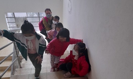 Trẻ em sống tại toà nhà CT1A phải đi cầu thang bộ để lên nhà sau giờ học. Ảnh: NVCC