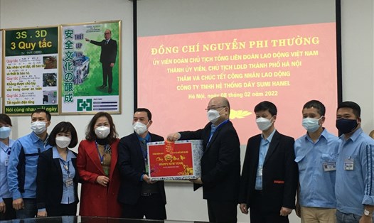 Công đoàn Các khu công nghiệp - chế xuất Hà Nội và Liên đoàn lao động quận Long Biên thăm doanh nghiệp đầu Xuân. Ảnh: Kiều Vũ