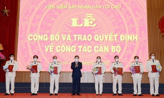 Viện trưởng Lê Minh Trí trao quyết định bổ nhiệm chức danh Kiểm sát viên cao cấp với 6 lãnh đạo. Ảnh: VGP