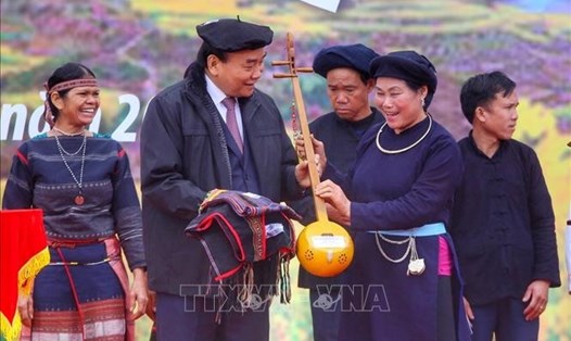 Đồng bào các dân tộc tại Làng tặng quà cho Chủ tịch nước Nguyễn Xuân Phúc. Ảnh: TTXVN