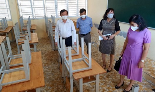 Phó Chủ tịch UBND tỉnh Bạc Liêu Phan Thanh Duy (áo trắng) kiểm tra công tác chuẩn bị cho học sinh trở lại trường. Ảnh: Nhật Hồ